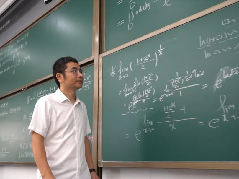 今天也是要抢微积分课的一天！来看“俅俅”老师黑板上的“魔法”