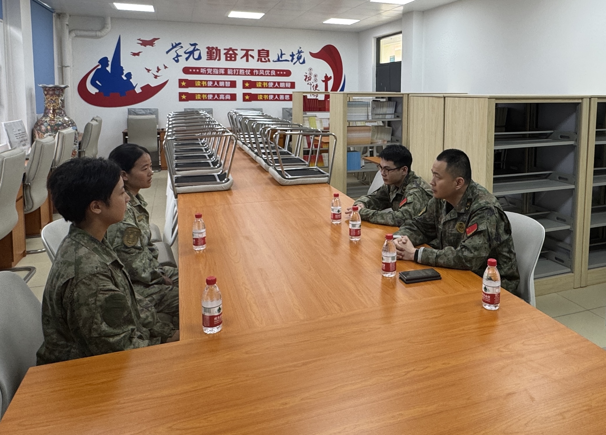 宝安区人武部跟踪回访慰问25年新兵“花木兰”
