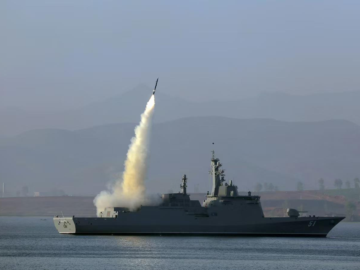 朝鲜新型驱逐舰“崔贤”号进行多项武器试验 