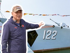 全体都有！在军港边，伴着海浪，开讲！