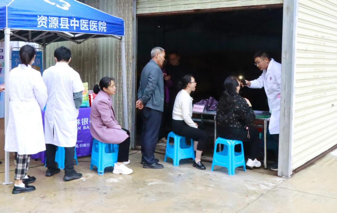 从门诊冷清到“追星现场” 这位中医党员的千里“问诊路”谱写粤桂协作新答卷
