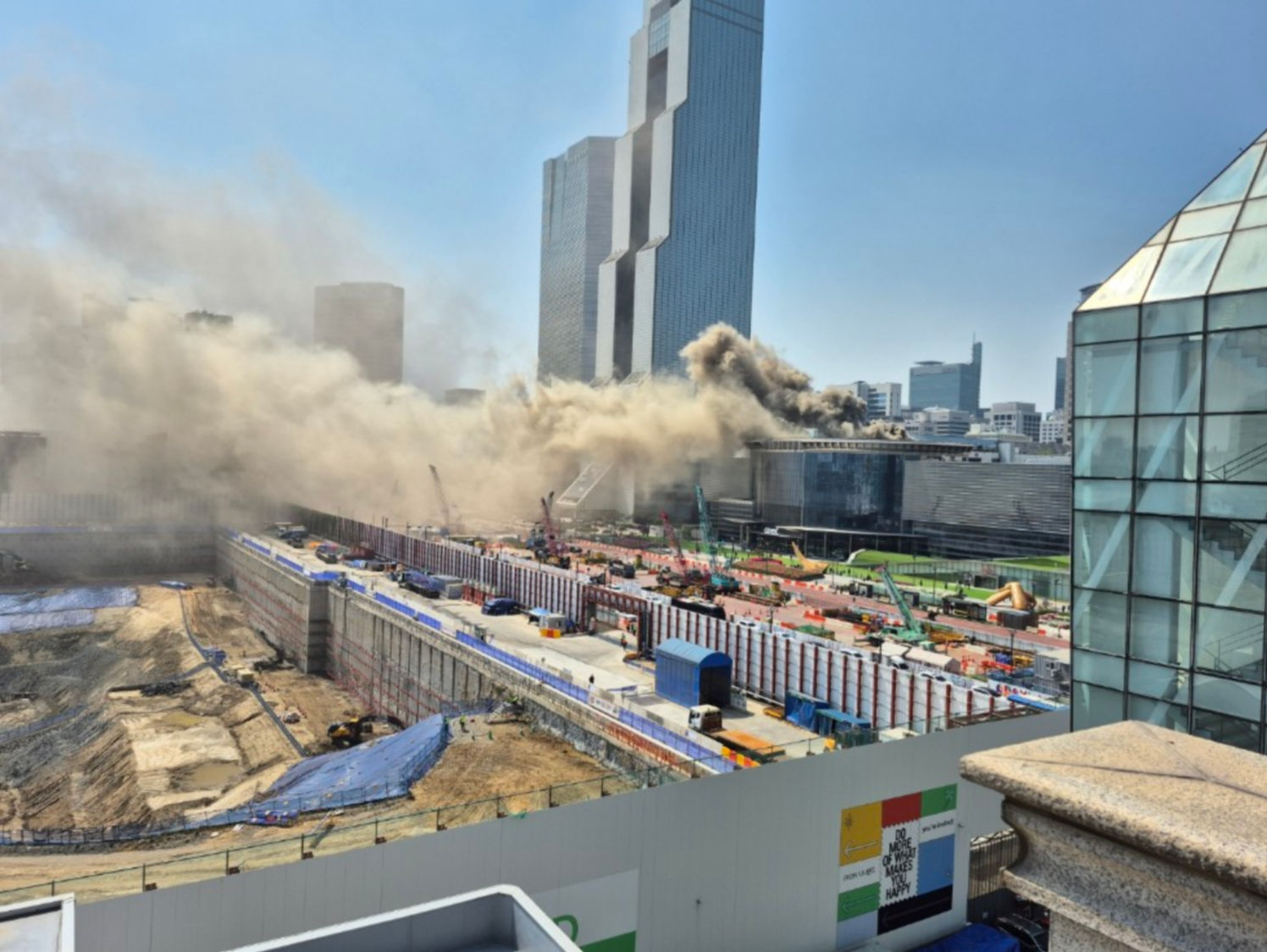韩国首尔江南区一大型商场起火，消防部门正在灭火中 