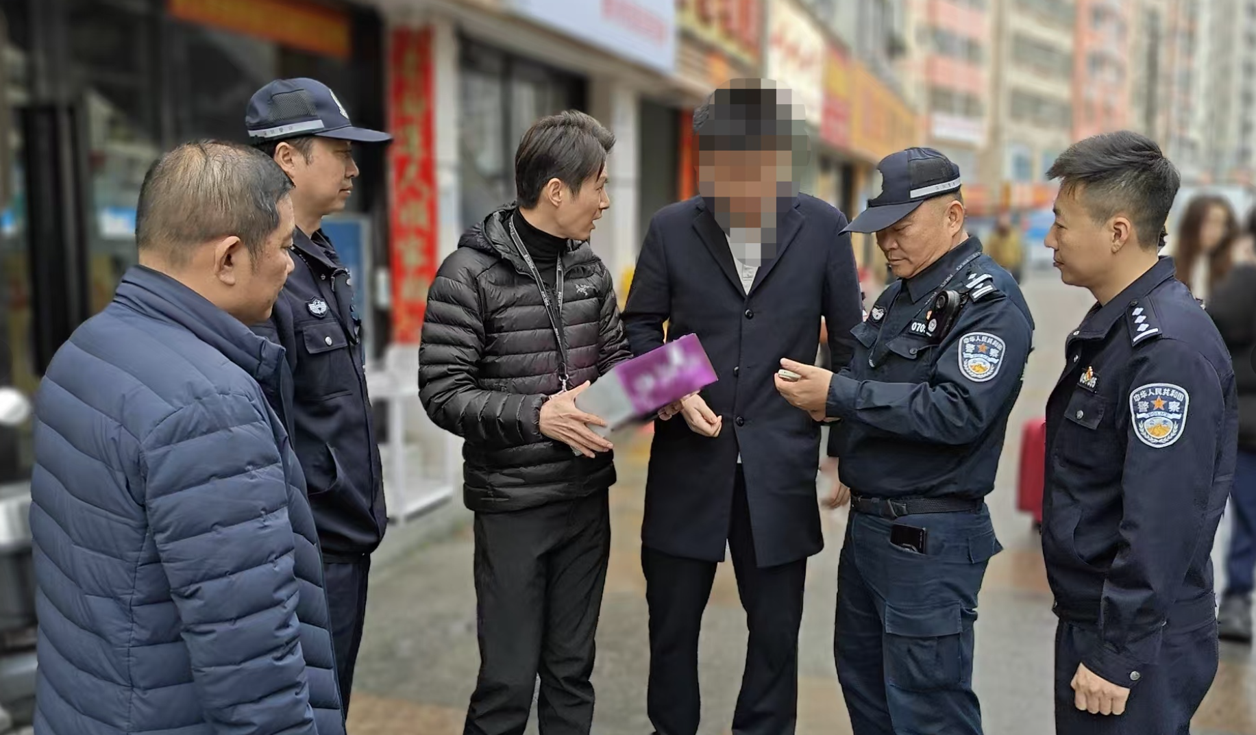 提着牛奶箱“赴约”？背后竟是一场诈骗……深圳龙华警方成功拦截！