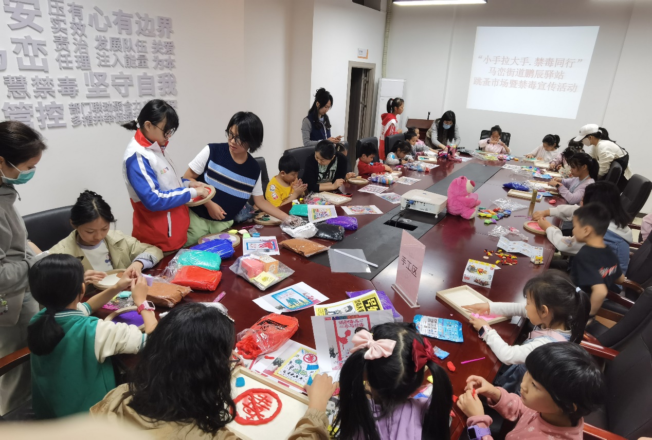 马峦街道开展“小手拉大手”禁毒宣传
