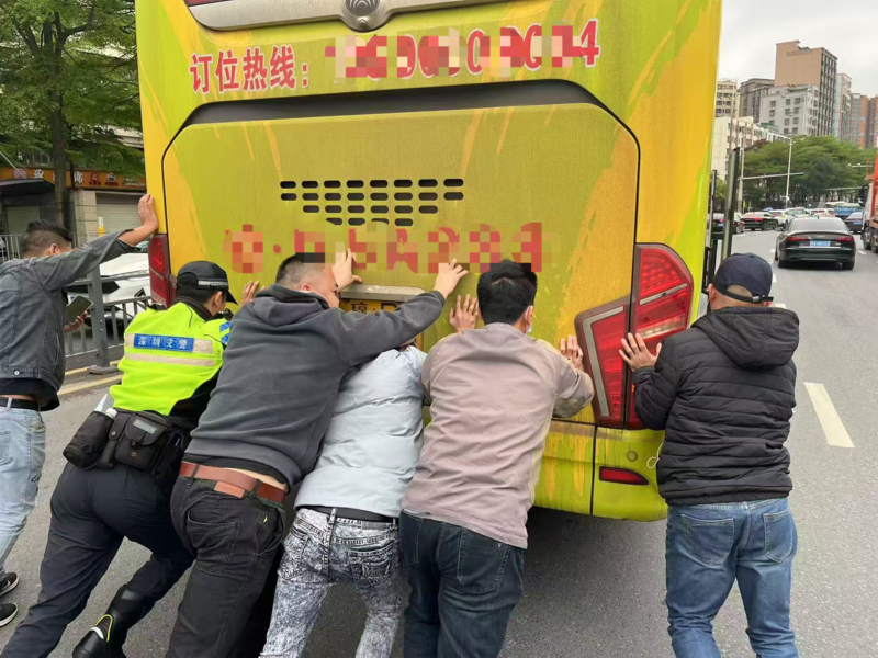 龙华交警高效处置故障大巴，警民携手共筑安全防线