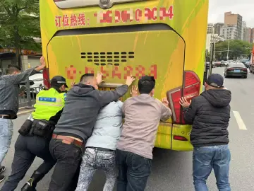 龙华交警高效处置故障大巴，警民携手共筑安全防线