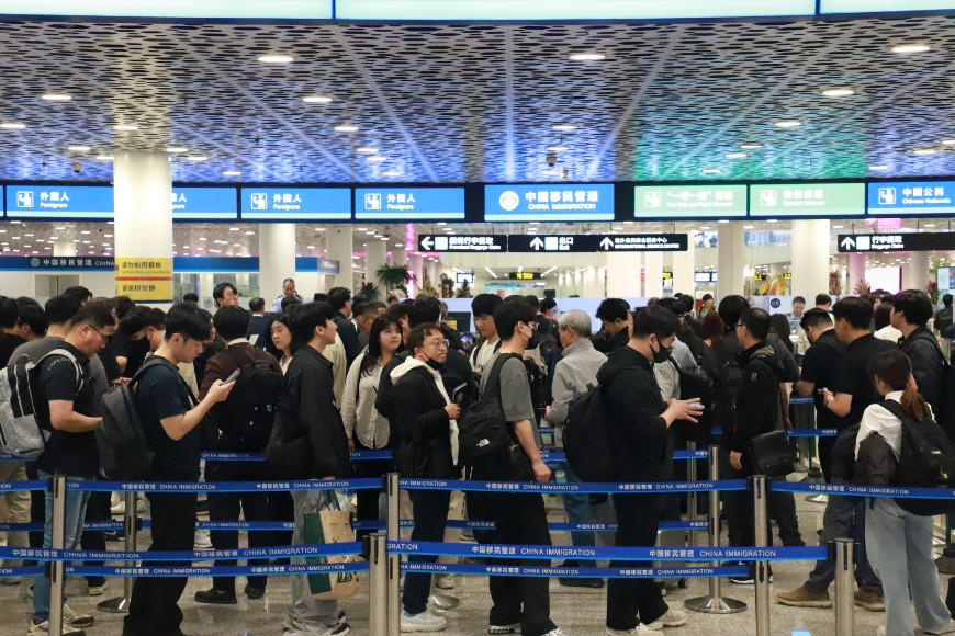 （已发见报）外国人入境通关更丝滑！深圳机场口岸今年以来出入境人数同比增三成多