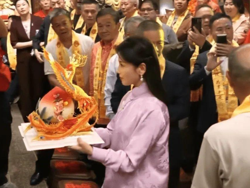 刘涛为妈祖献寿桃 担任妈祖文化全球推广大使