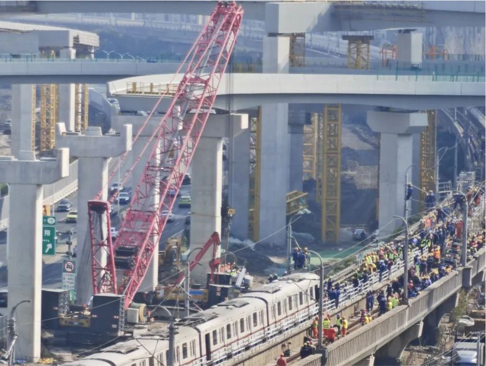 上海地铁遭起重机侵入，原因公布→