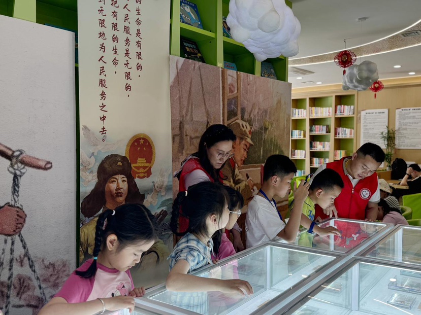 南园街道滨河社区举办“学习雷锋好榜样”儿童友好文化建设特展