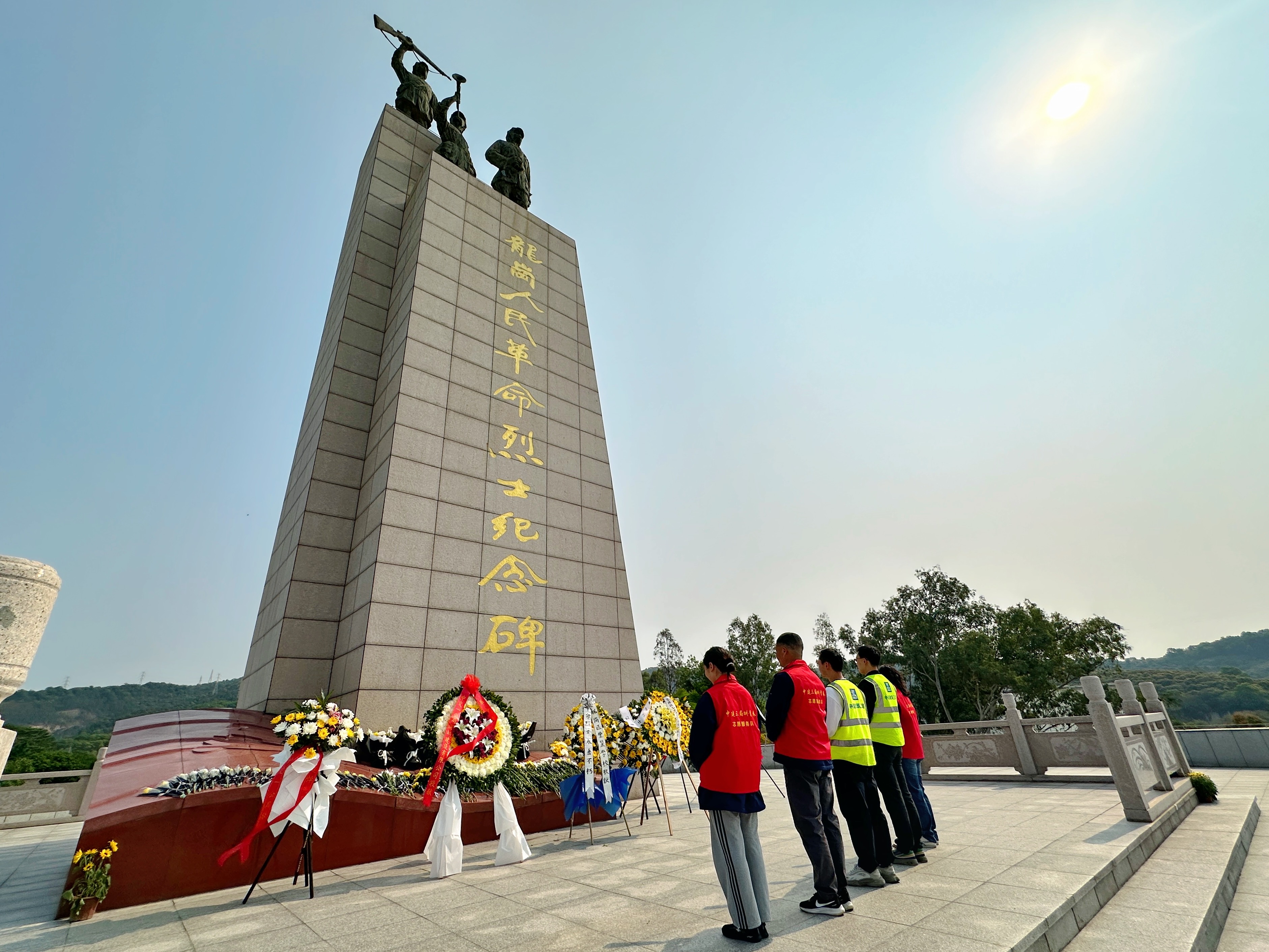 清明祭英烈，建设者缅怀先烈赓续奋斗力量
