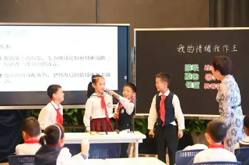 晶报特别报道 | 龙华这所小学，用“整个村庄”养娃