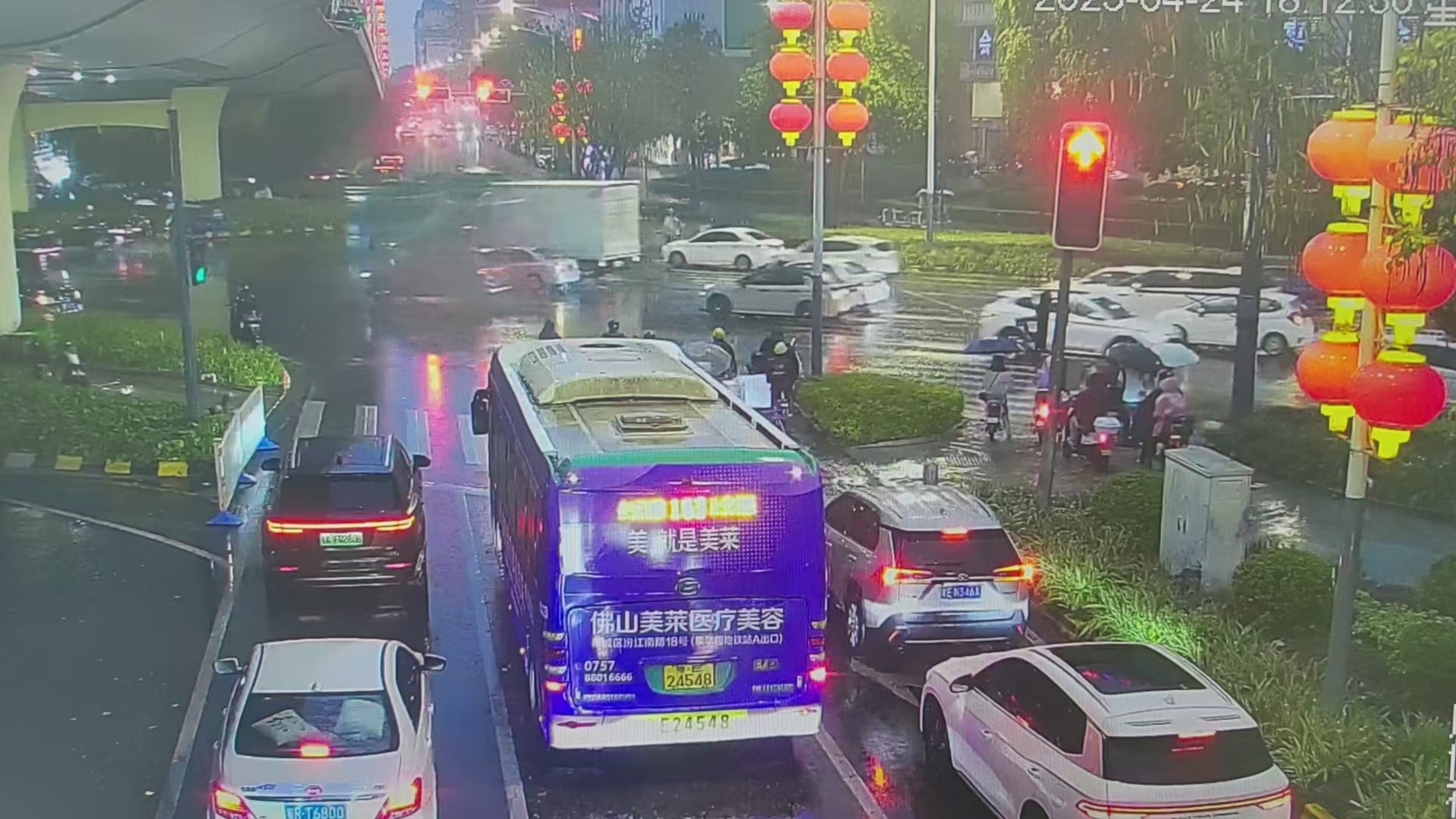 暴雨直击 | 佛山出现水浸路段汇总，出行请小心！