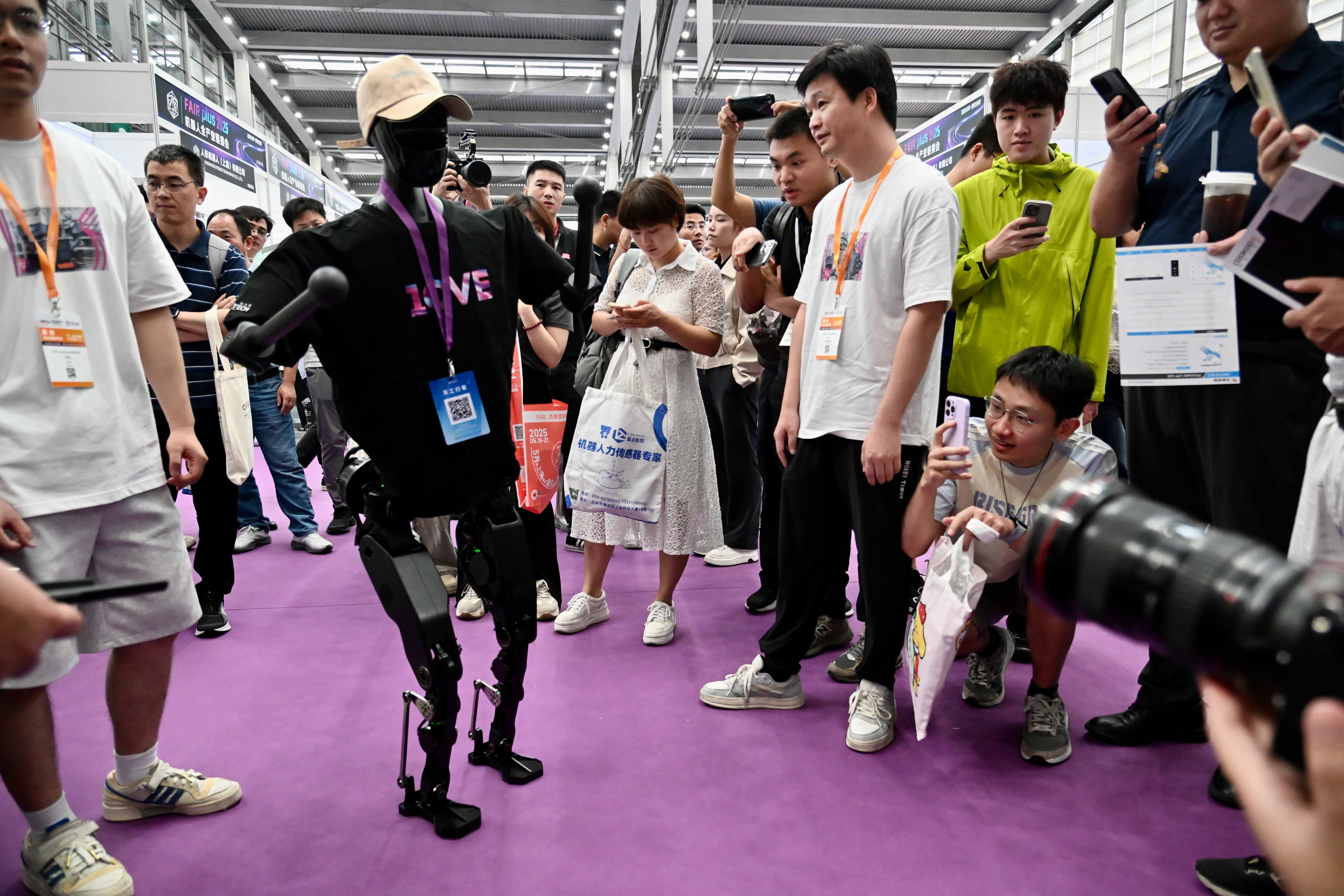 180家顶流齐聚深圳，机器人全产业链接会燃爆科技圈 