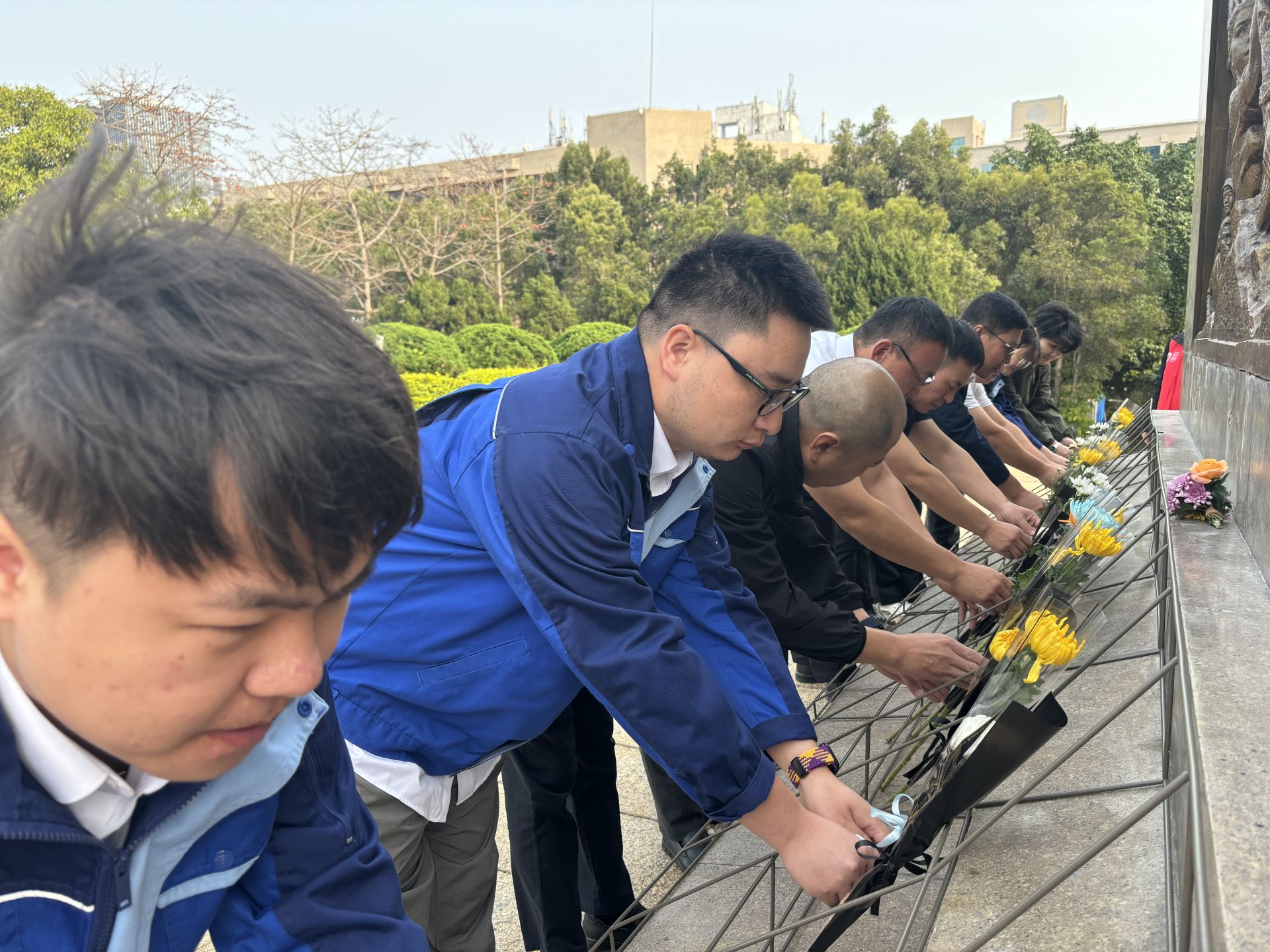 深圳地铁20号线一工区项目党支部清明祭扫革命烈士陵园