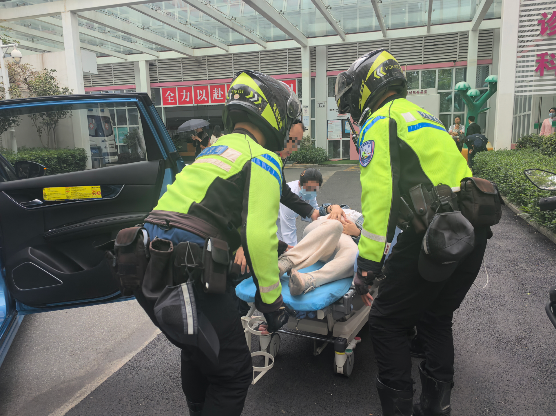 一段深圳交警为求助车辆开道的视频“走红”，众多网友分享经历，点赞铁骑护航生命
