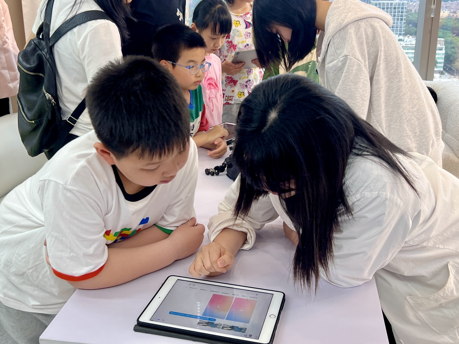深圳学子探秘AI服装设计