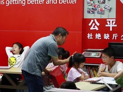湖南长沙：农贸市场为孩子设“闹市书斋”