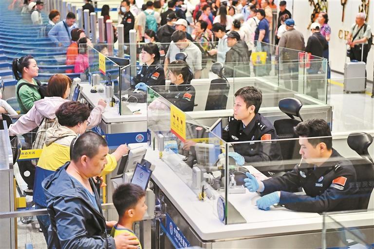 清明节假期首日 深圳口岸出入境迎“小高潮”