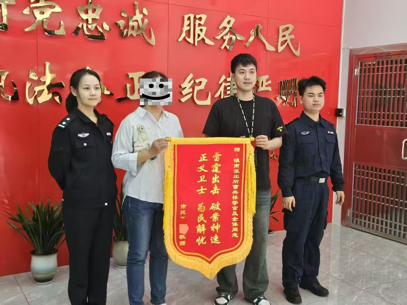 宝安警方连夜追回近九万元黄金！女子当场哽咽