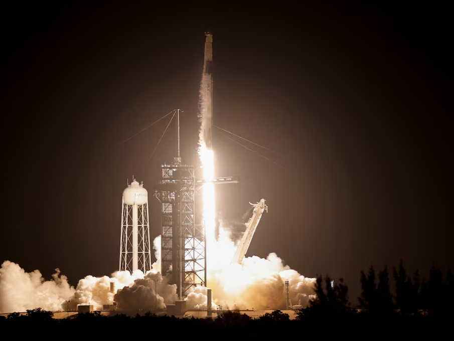史上首次 SpaceX载人航天器环绕地球两极飞行 