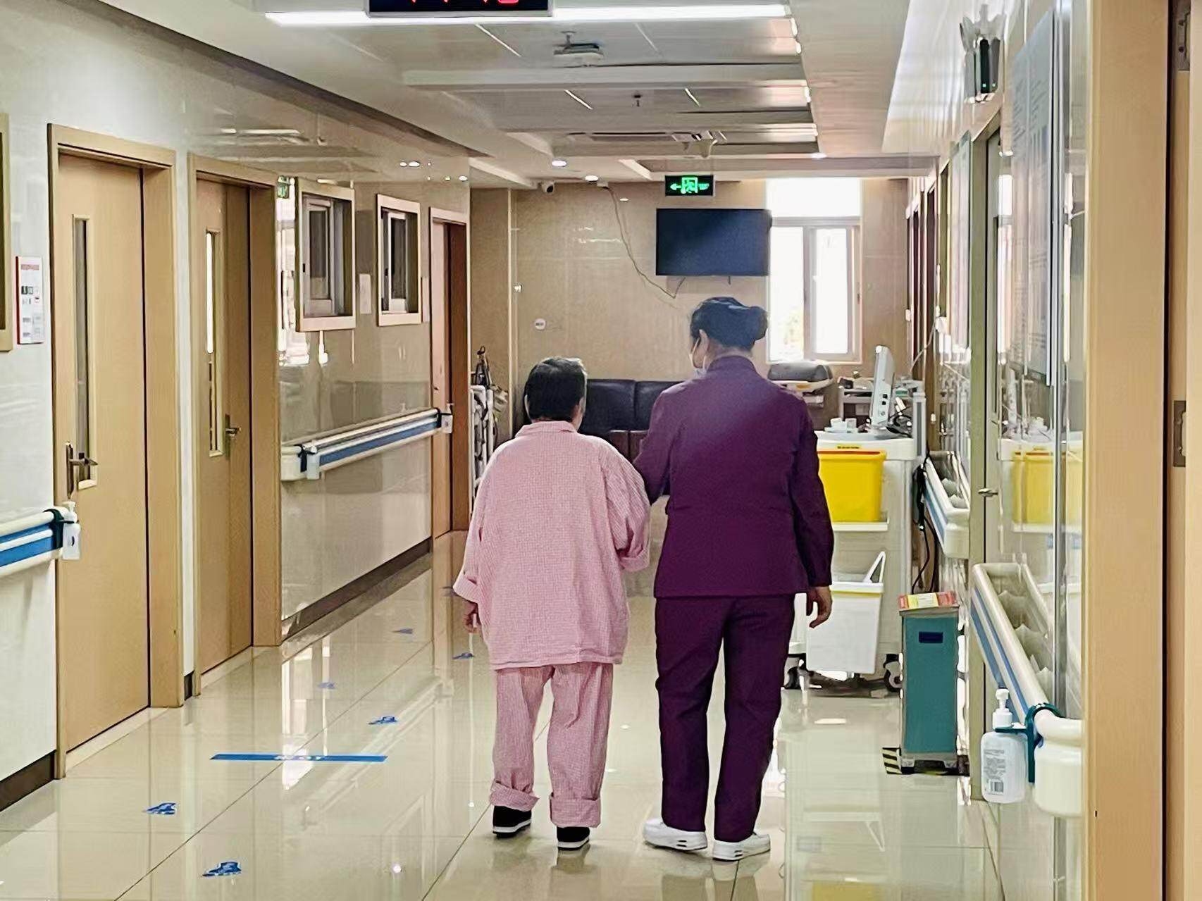 住院无需家属陪护，深圳等列入省级首批试点！费用多少，效果如何？记者探营→