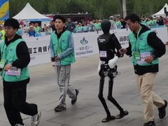 全球首次“人机共跑”半程马拉松赛事正式开跑