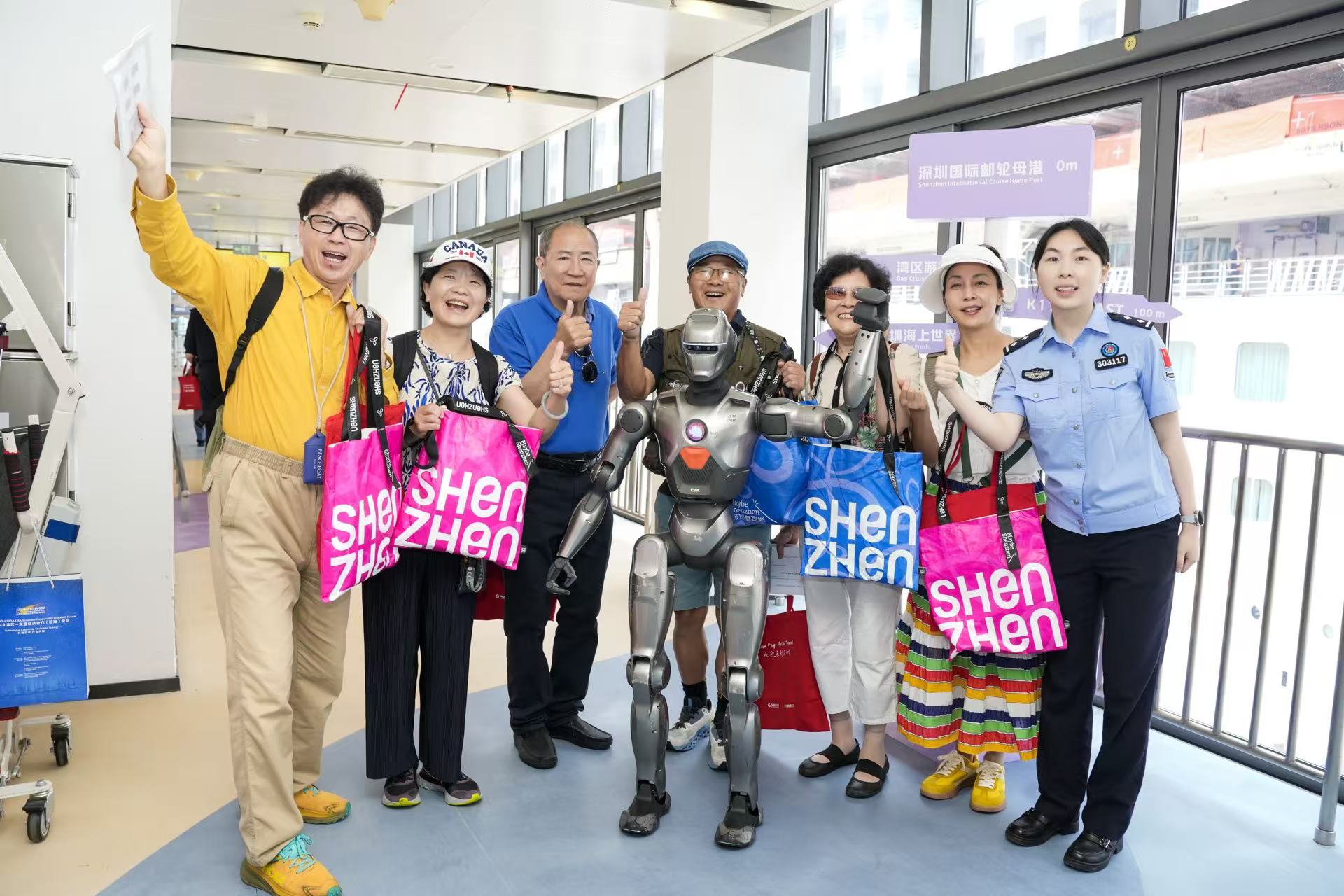 近2000国际游客乘“太平洋世界”号邮轮抵达 深圳迎来240小时过境免签新政后首艘入境的访问港邮轮