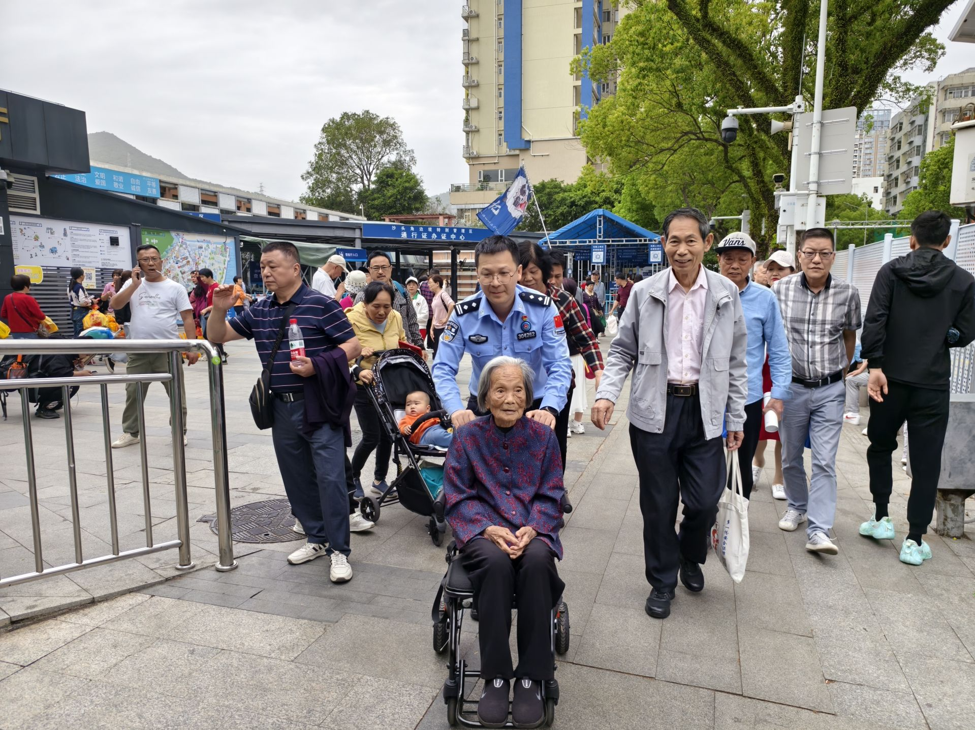 百岁老人圆梦中英街 边检民警暖心护航