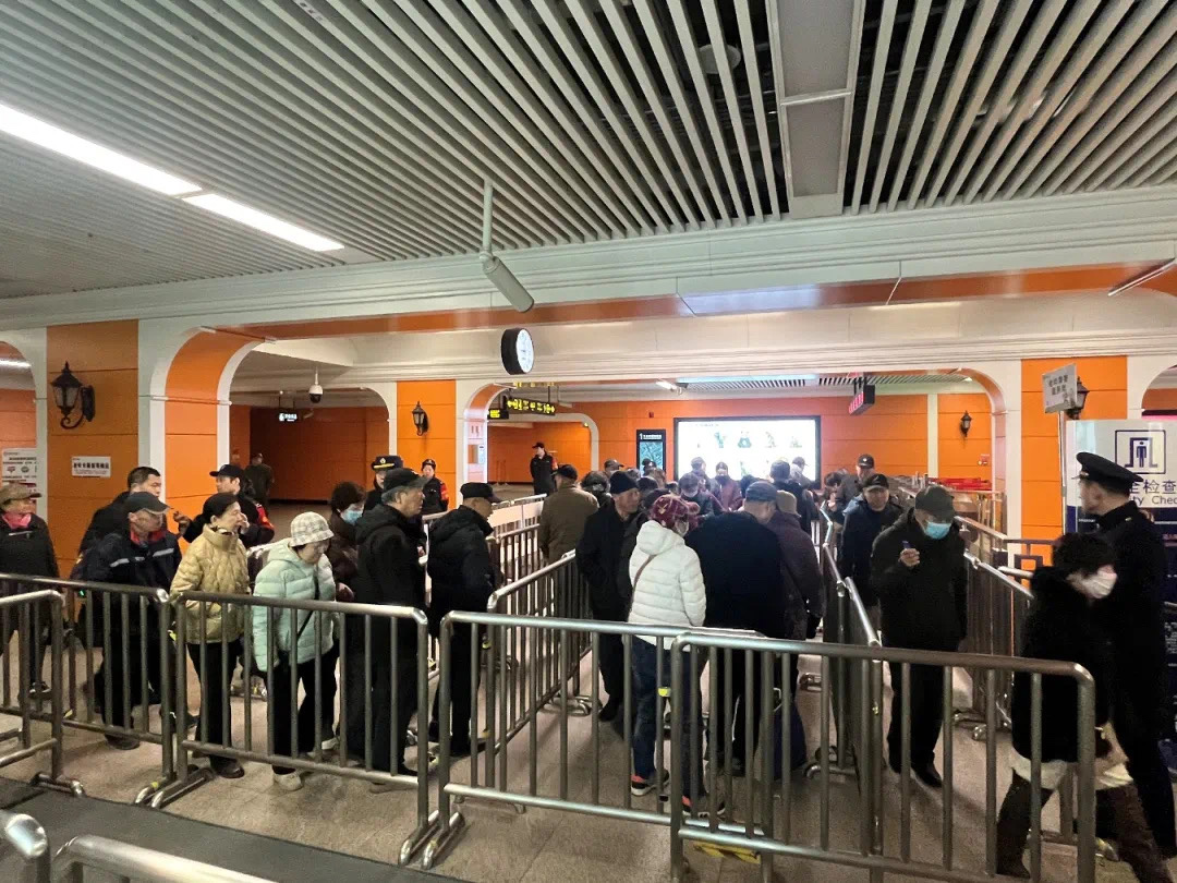 哈尔滨地铁增设休息座椅方便老年乘客出行