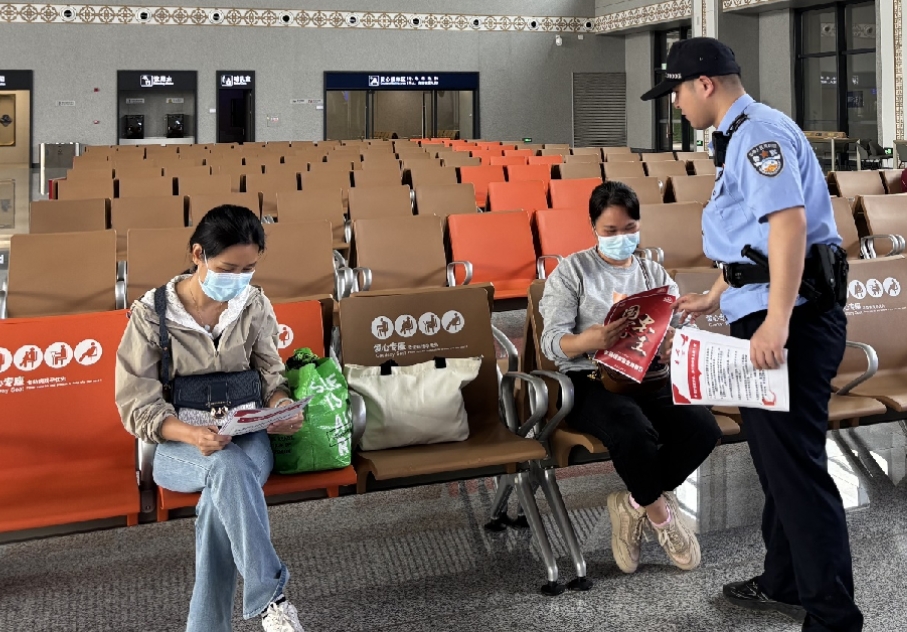 筑牢防线共护国安，佛山铁警开展全民国家安全教育日宣传活动