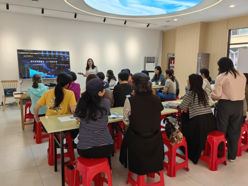 南园街道南园社区开展“邻里共嵌，花漾时光”马赛克花瓶DIY活动