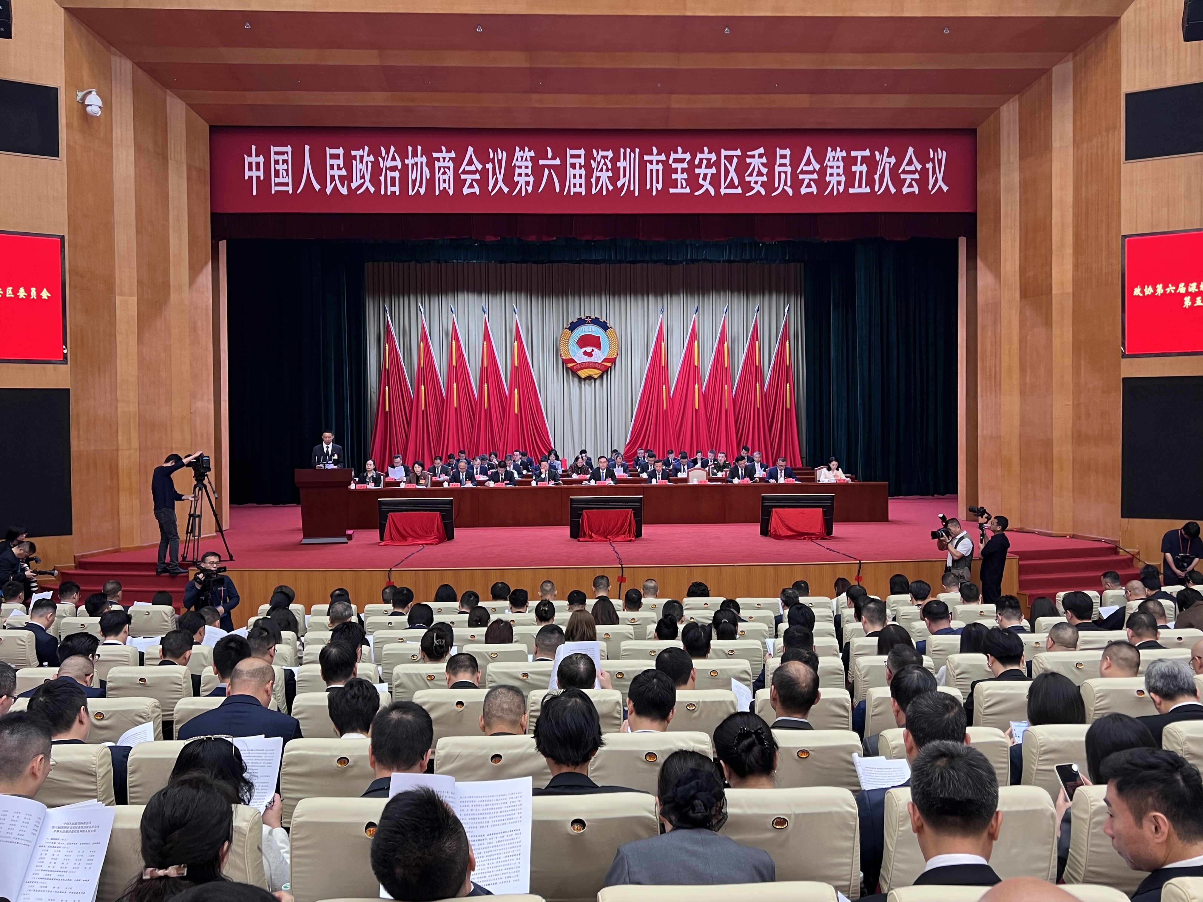 宝安两会声音｜委员聚焦产业、创新、民生等话题进行大会发言   