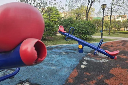 民声热线·记者追踪 | 网友吐槽儿童公园 “带病上岗”，希望管理单位能尽快修复