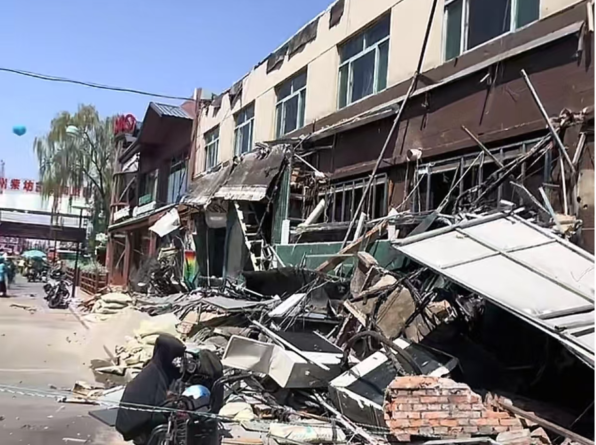 山西一夜市多个店铺招牌脱落？当地回应：无人员伤亡｜有料