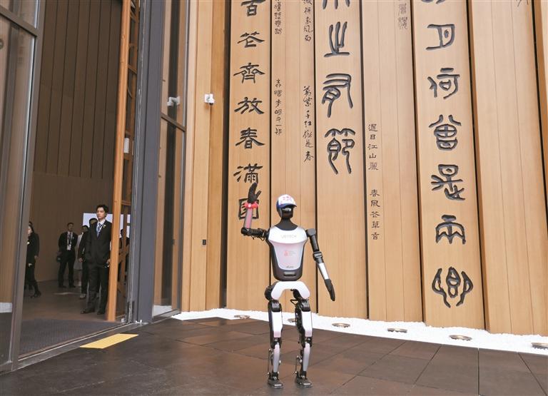 “深圳元素”亮相大阪世博会  优必选机器人担任“导览大使”