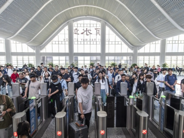 “五一”假期预计全社会跨区域人员流动量超14亿人次