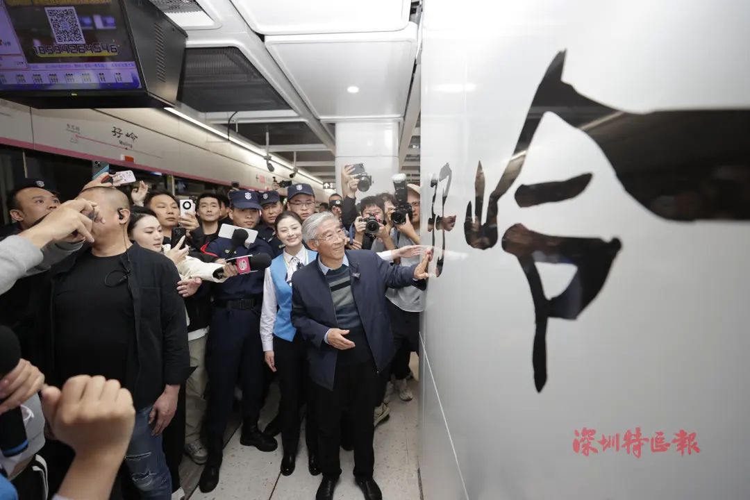 终于！山西姥爷和深圳地铁同框了，这一幕太暖了！