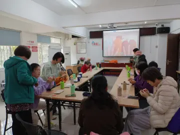 民新社区开展长者赋能课堂之钩针DIY小组