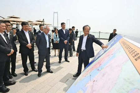郭文海会见澳门特别行政区行政长官岑浩辉
