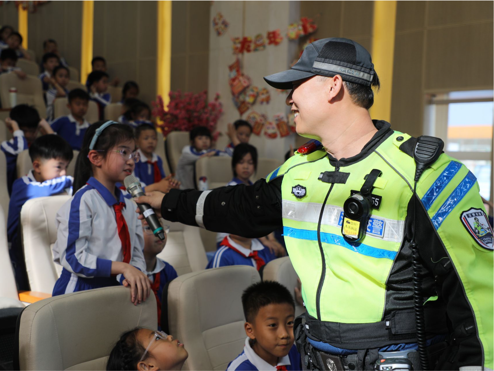 “警”心呵护伴成长，盐田交警大队走进校园