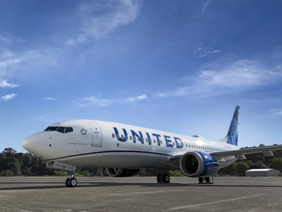美联航一波音737客机在空中起火