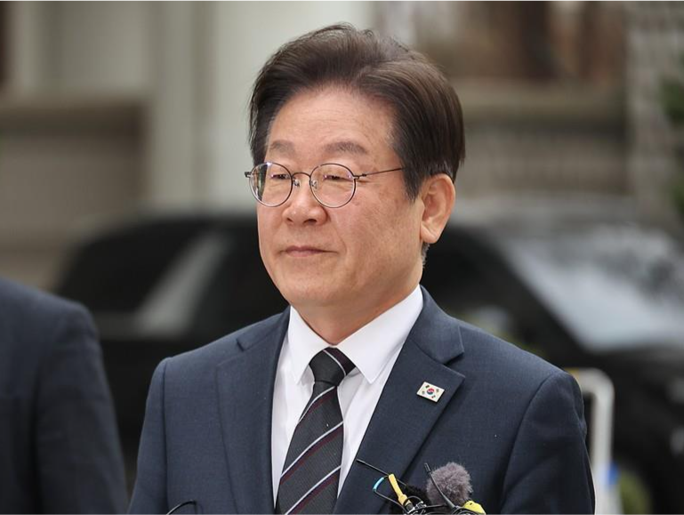 韩国最大在野党党首李在明宣布辞去党首职务 全力参选下届总统