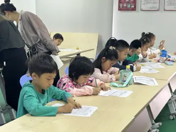 新村社区开展硬笔书法公益课活动