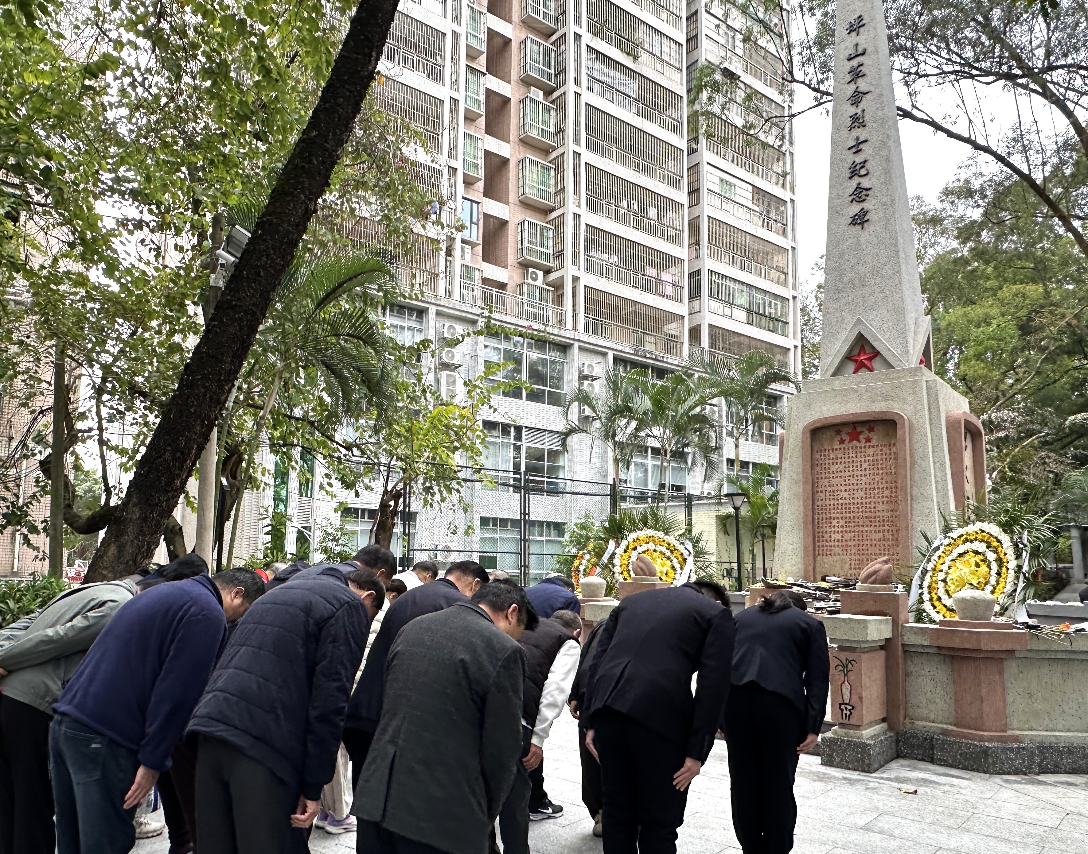 坪山街道举办“传承红色基因 共商社区治理”清明祭扫英烈活动