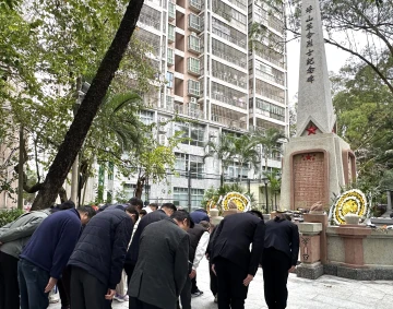 坪山街道举办“传承红色基因 共商社区治理”清明祭扫英烈活动