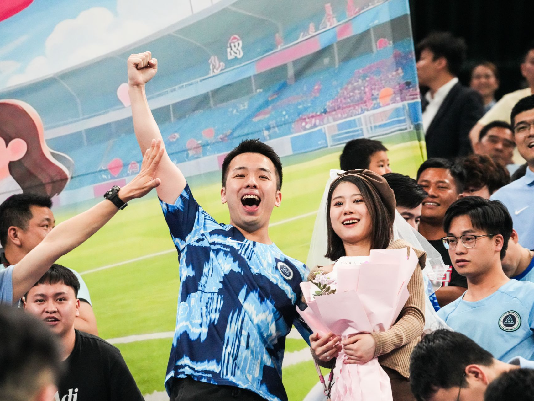 记者手记 | 深圳新鹏城主场首胜当晚，球迷与球队都很幸福