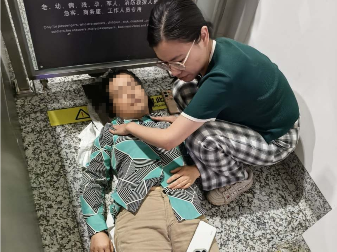 旅客突感眩晕倒地，警民联手及时救援