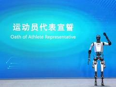 追光 | 机器人赛场“秀肌肉”，人类握手谈合作