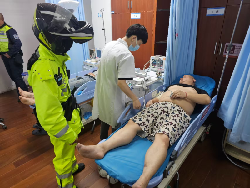男子突发急症身体不适，龙华交警紧急护航送医